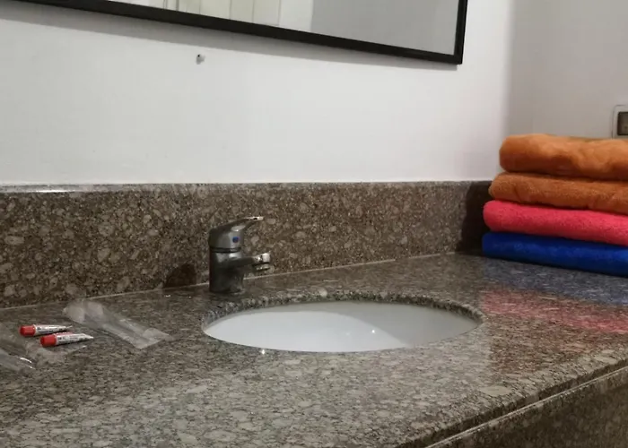 R3's Two-bedroom Minimalist Unit Taguig マニラ市